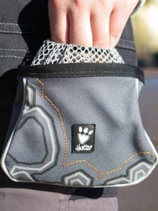majhna torbica za priboljške hurtta trick pocket mrežica na pasu